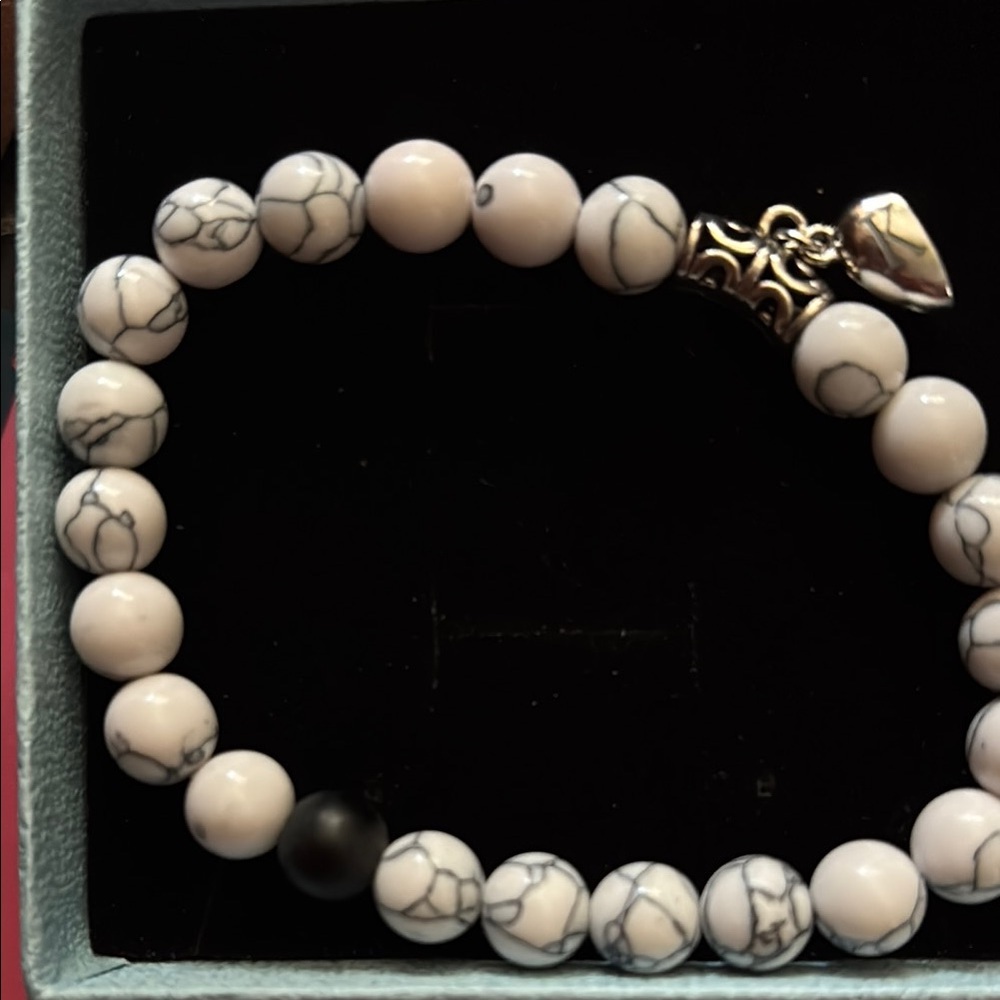 Elegant White and Black Beaded Bracelet - Picture 1 of 2
